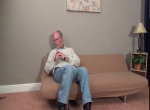 Старичок трахает аппетитную красотку